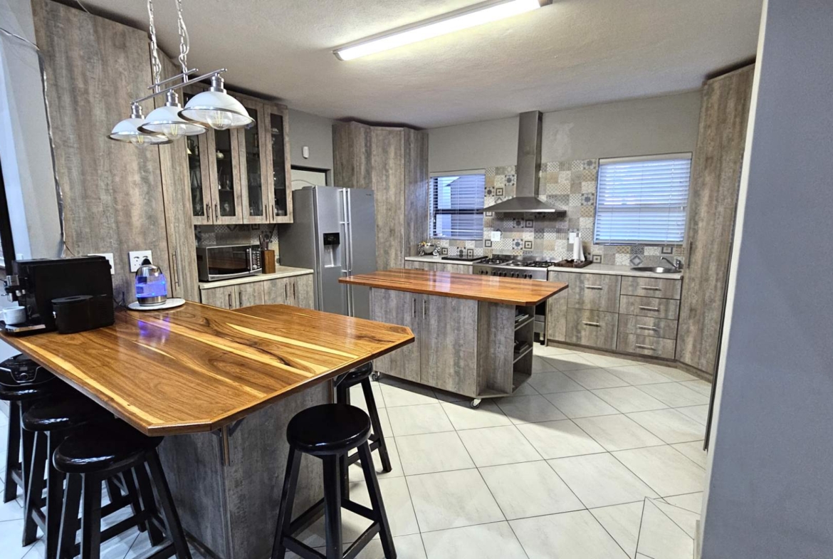 7 Bedroom Executive Family Home in Popular Security Estate in Melodie Hartbeespoort