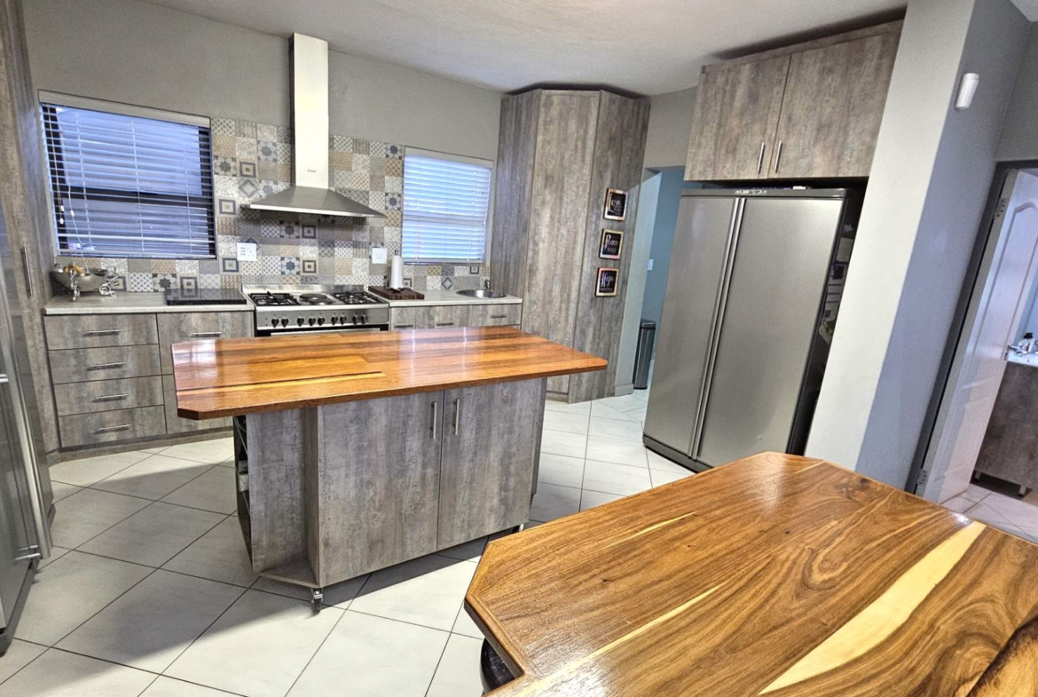 7 Bedroom Executive Family Home in Popular Security Estate in Melodie Hartbeespoort