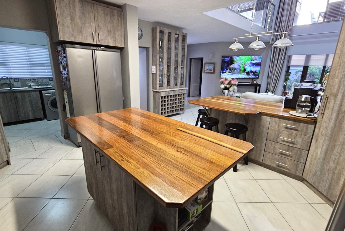 7 Bedroom Executive Family Home in Popular Security Estate in Melodie Hartbeespoort