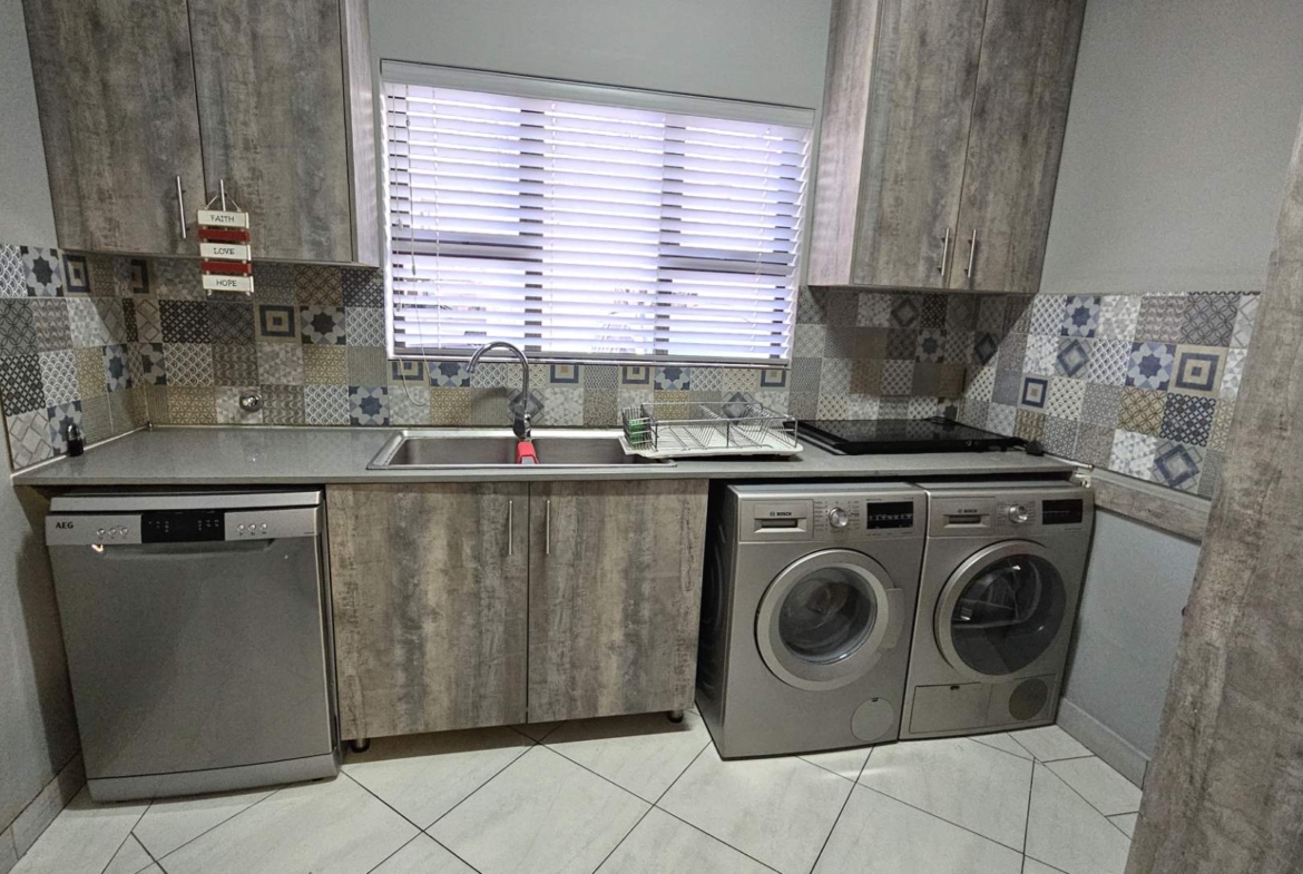 7 Bedroom Executive Family Home in Popular Security Estate in Melodie Hartbeespoort