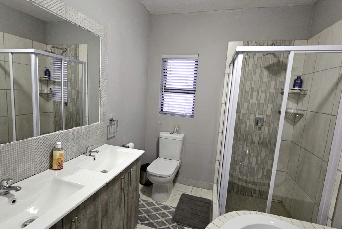 7 Bedroom Executive Family Home in Popular Security Estate in Melodie Hartbeespoort