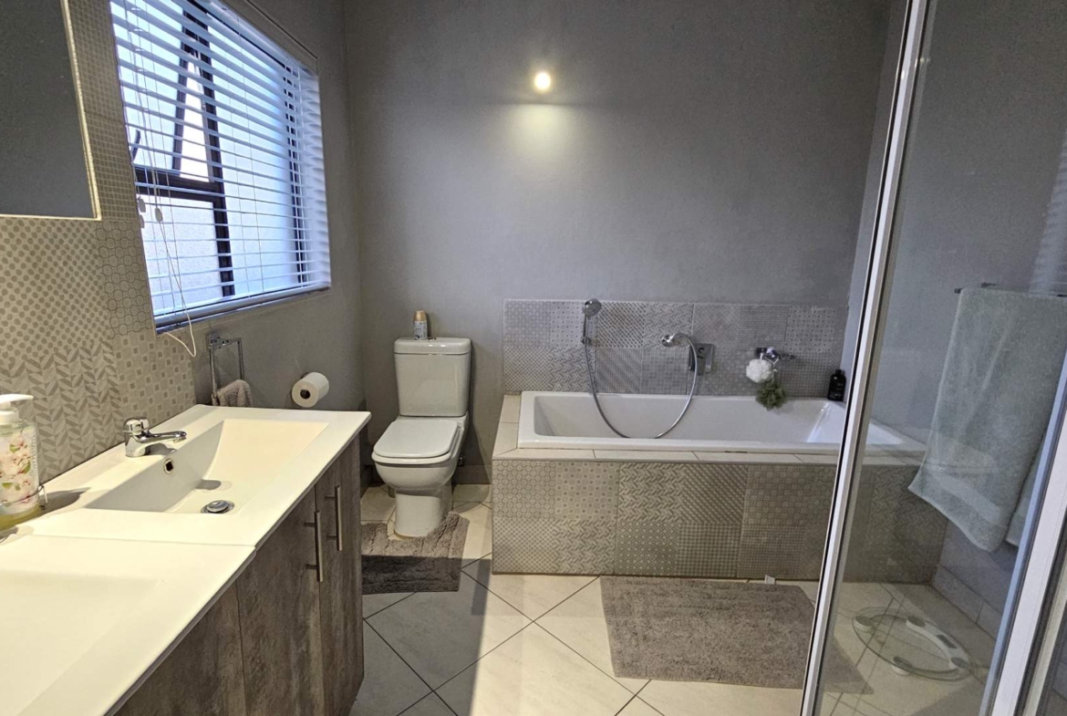7 Bedroom Executive Family Home in Popular Security Estate in Melodie Hartbeespoort