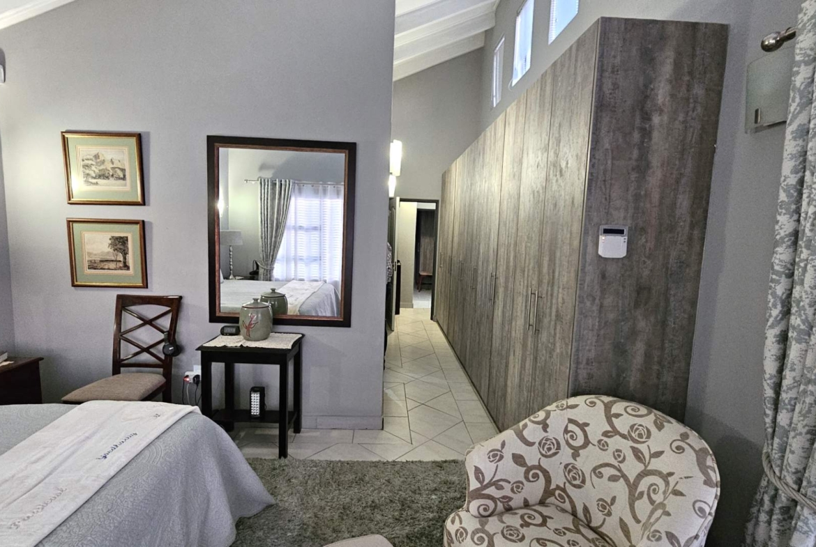 7 Bedroom Executive Family Home in Popular Security Estate in Melodie Hartbeespoort