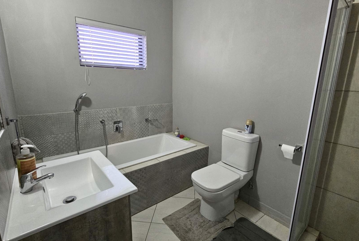 7 Bedroom Executive Family Home in Popular Security Estate in Melodie Hartbeespoort
