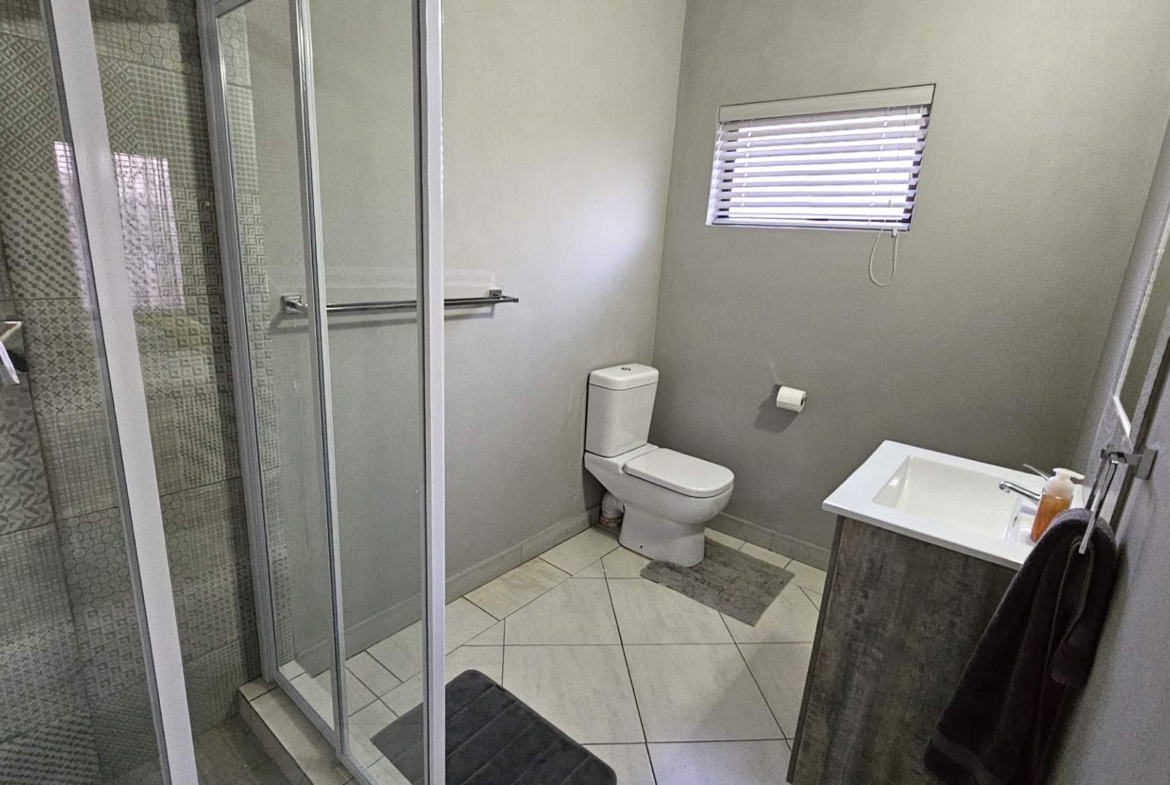 7 Bedroom Executive Family Home in Popular Security Estate in Melodie Hartbeespoort