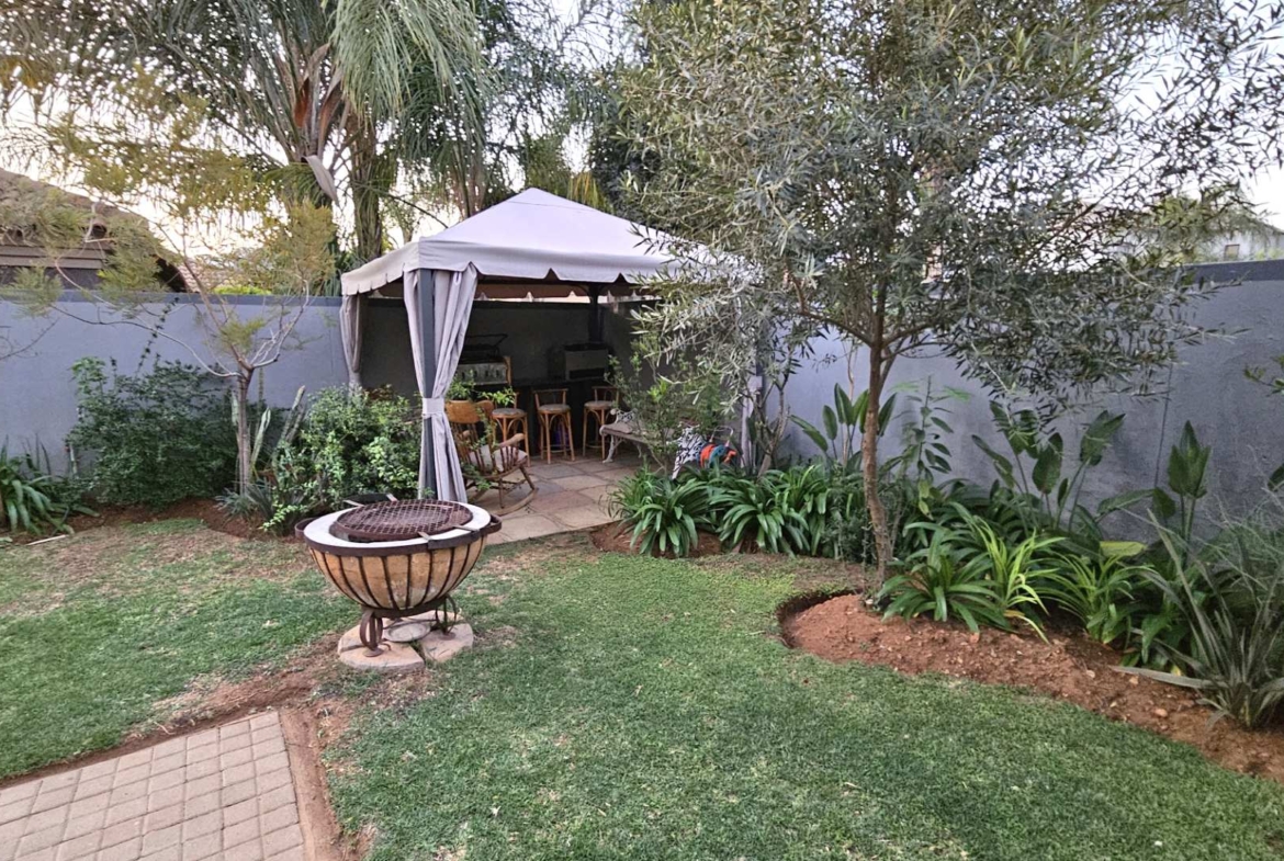 7 Bedroom Executive Family Home in Popular Security Estate in Melodie Hartbeespoort