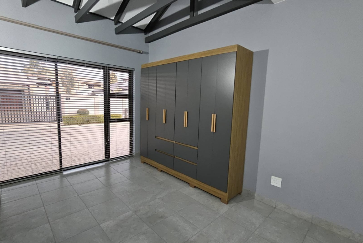 7 Bedroom Executive Family Home in Popular Security Estate in Melodie Hartbeespoort
