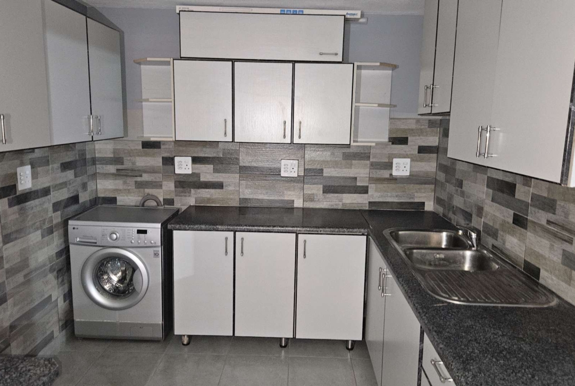 7 Bedroom Executive Family Home in Popular Security Estate in Melodie Hartbeespoort