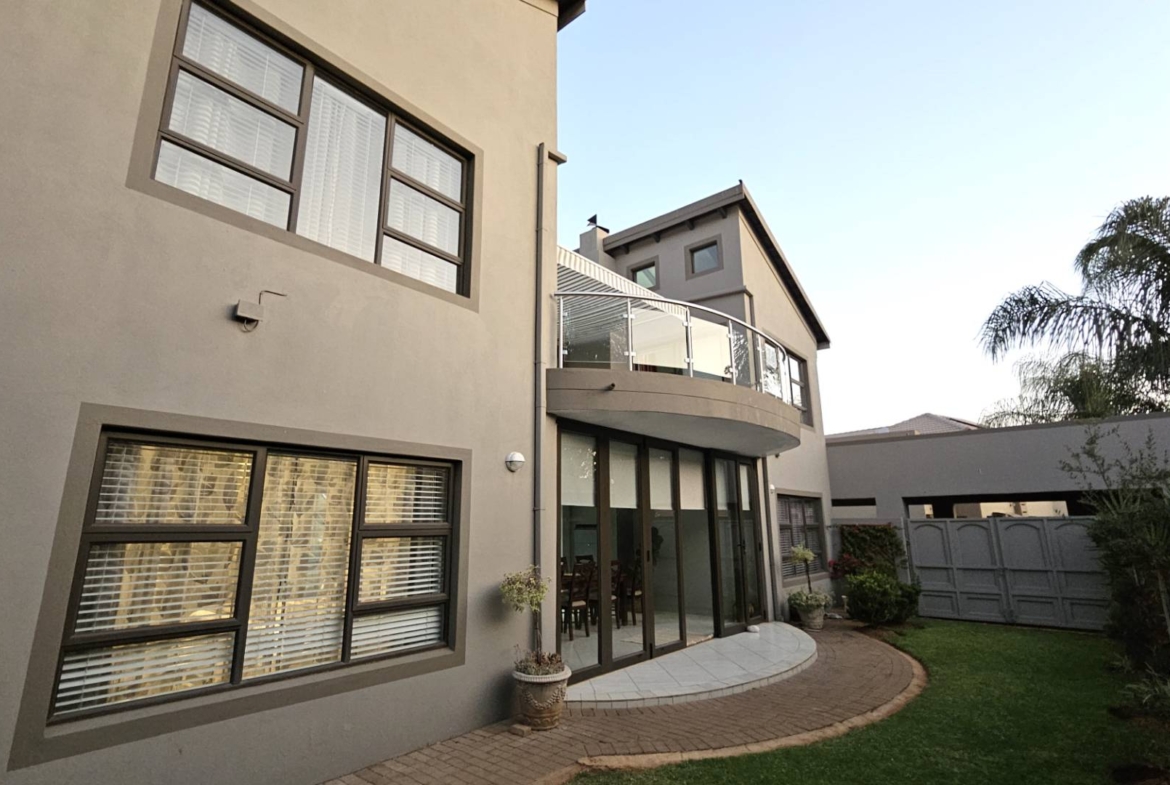 7 Bedroom Executive Family Home in Popular Security Estate in Melodie Hartbeespoort