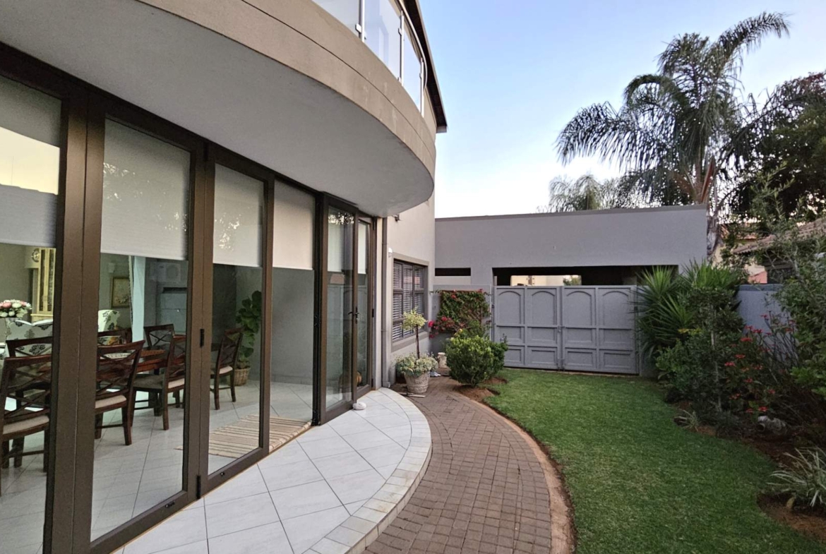 7 Bedroom Executive Family Home in Popular Security Estate in Melodie Hartbeespoort