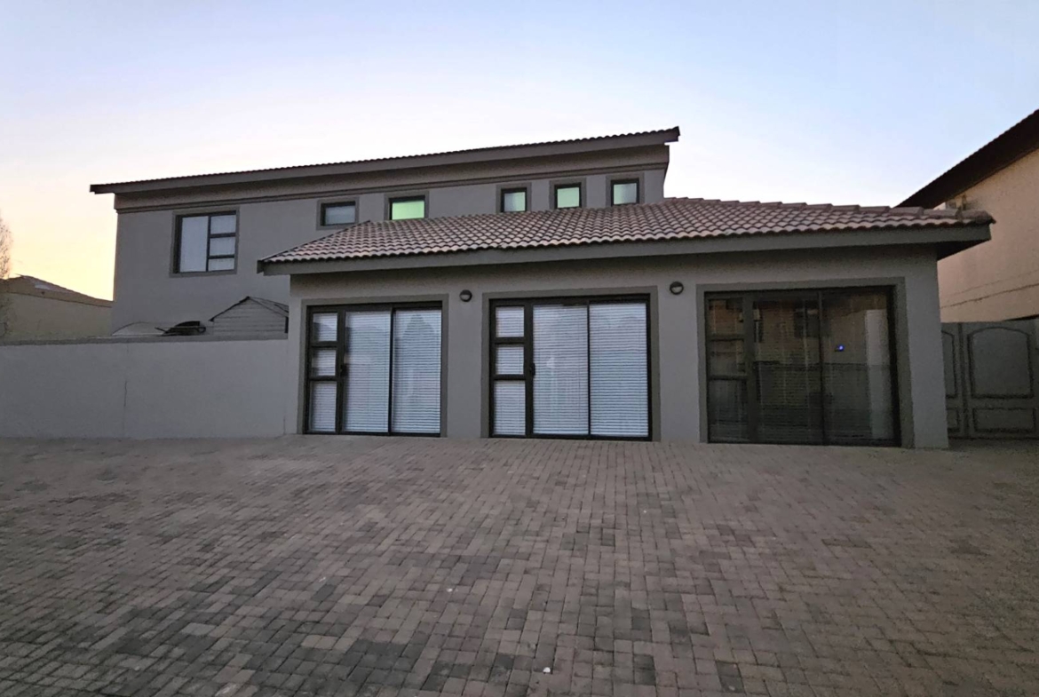 7 Bedroom Executive Family Home in Popular Security Estate in Melodie Hartbeespoort