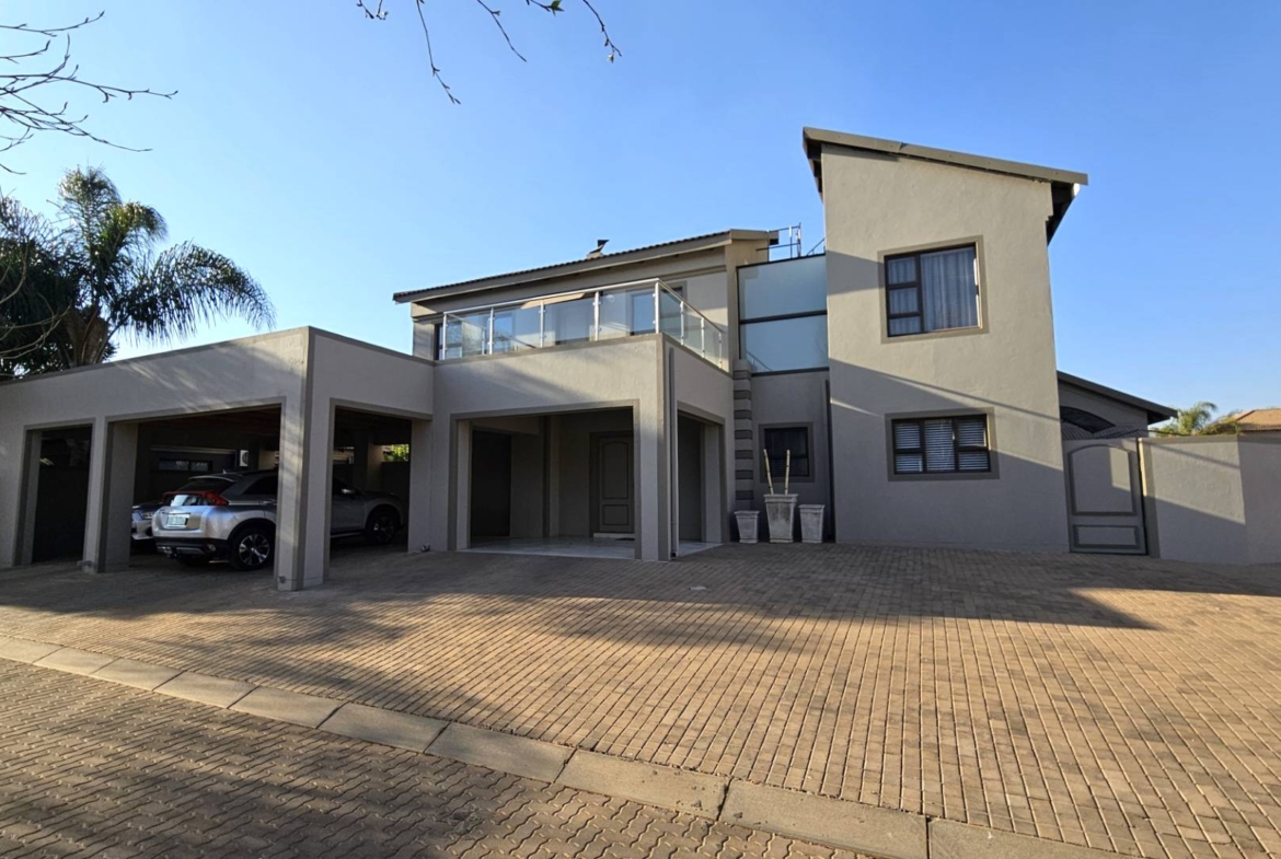 7 Bedroom Executive Family Home in Popular Security Estate in Melodie Hartbeespoort