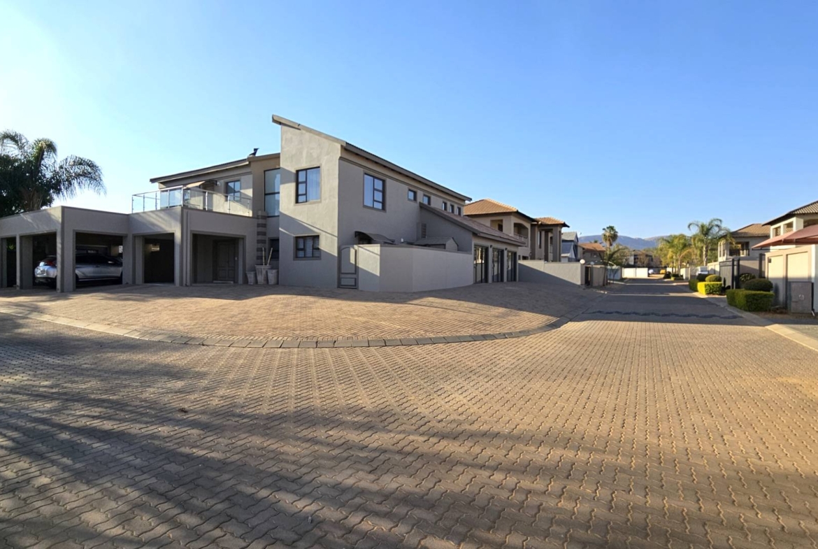 7 Bedroom Executive Family Home in Popular Security Estate in Melodie Hartbeespoort