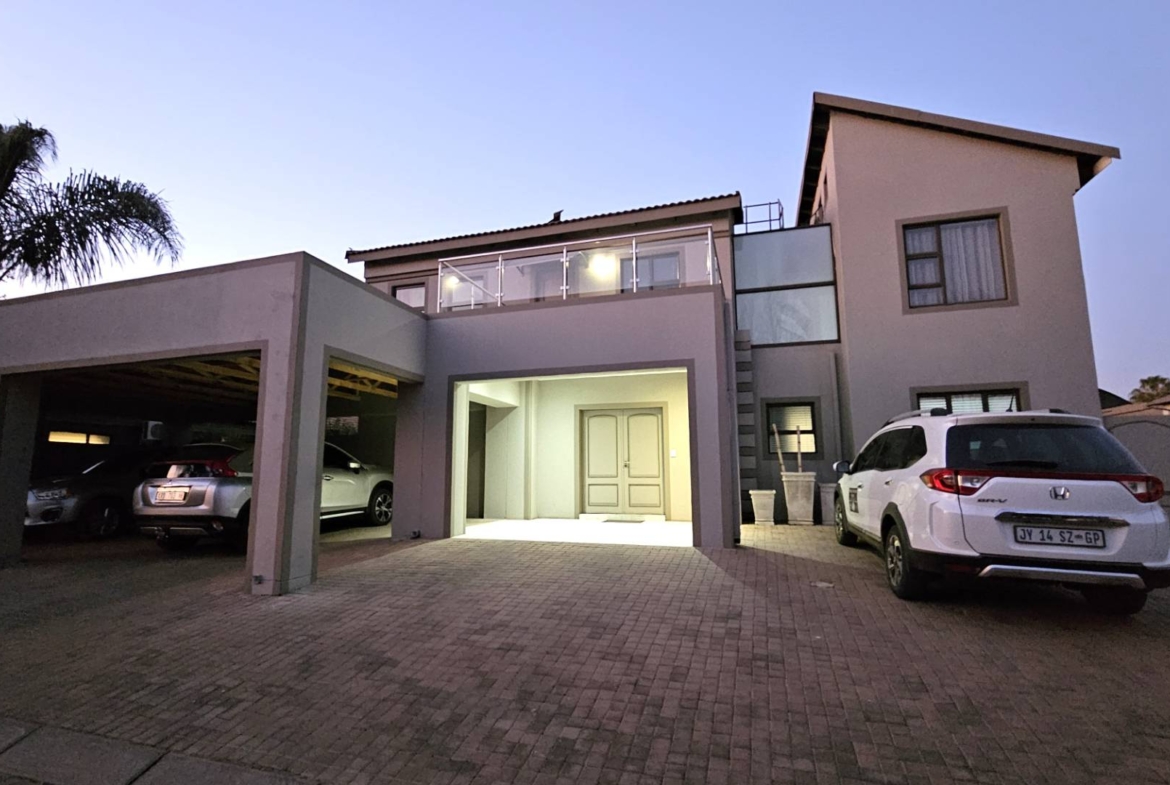 7 Bedroom Executive Family Home in Popular Security Estate in Melodie Hartbeespoort