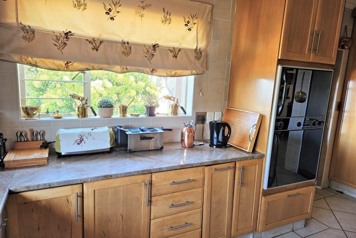 4 Bedroom Home in Kosmos