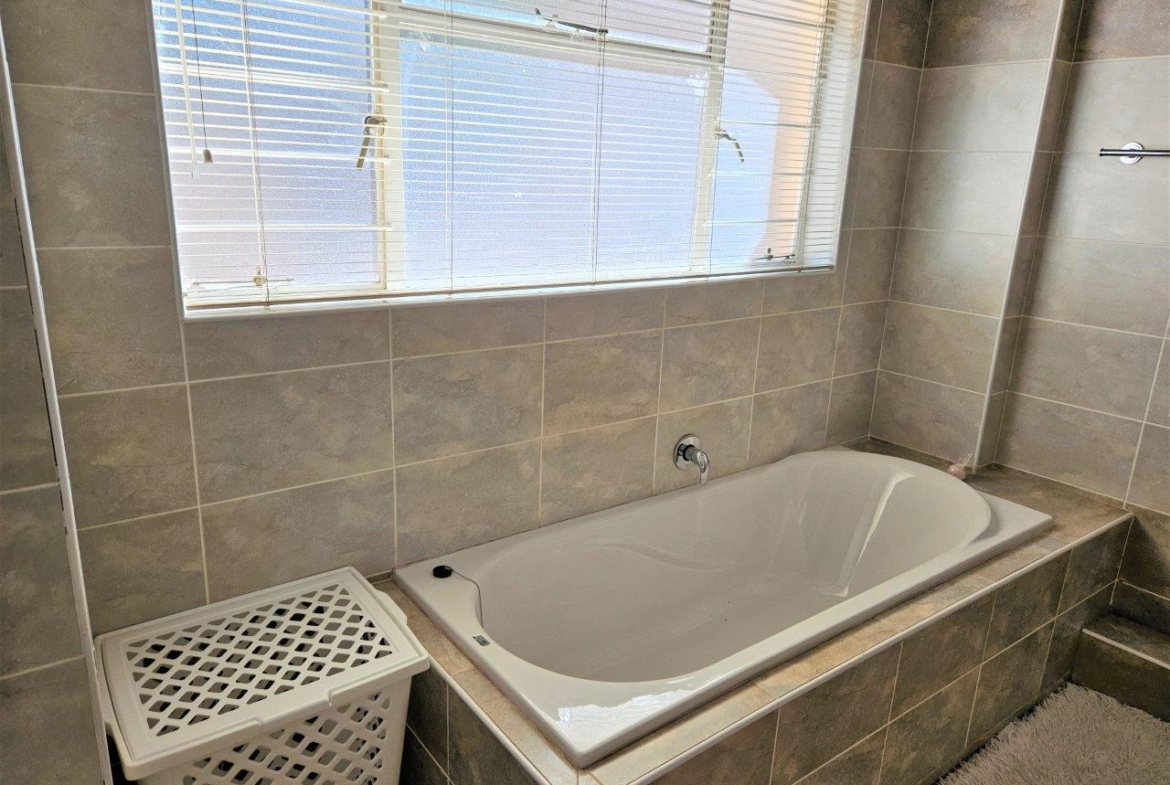 4 Bedroom Home in Kosmos
