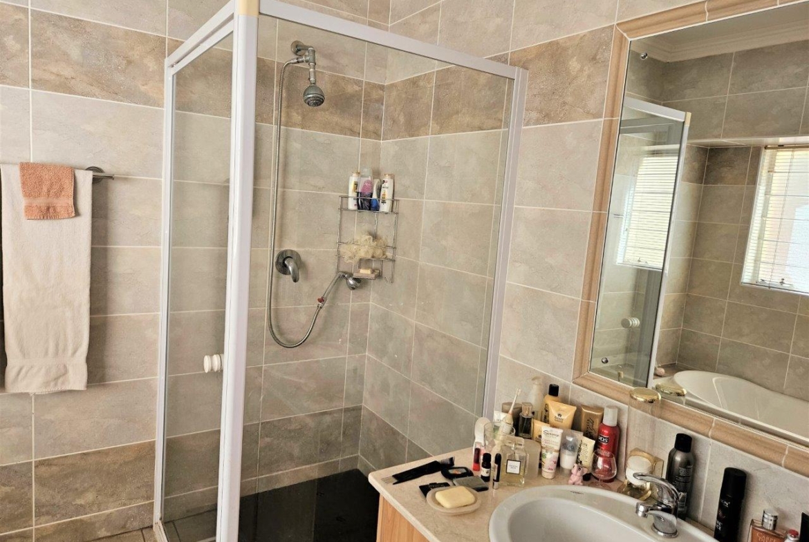 4 Bedroom Home in Kosmos