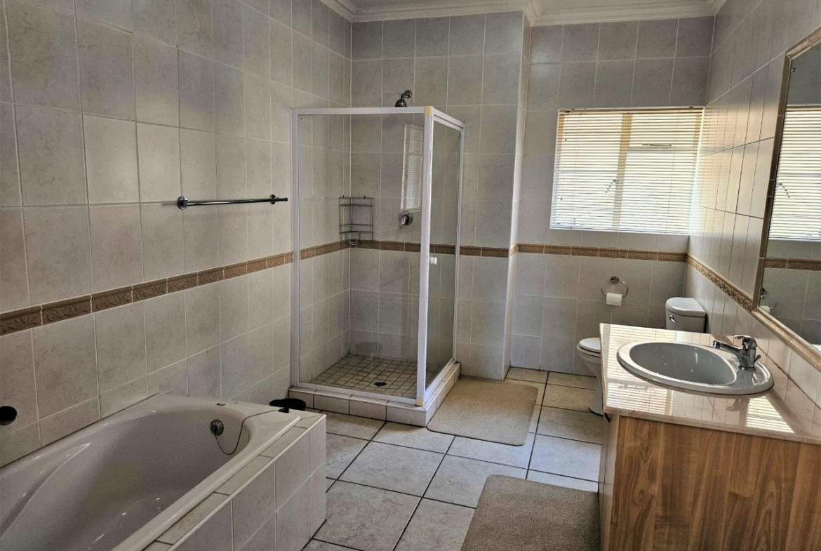 4 Bedroom Home in Kosmos