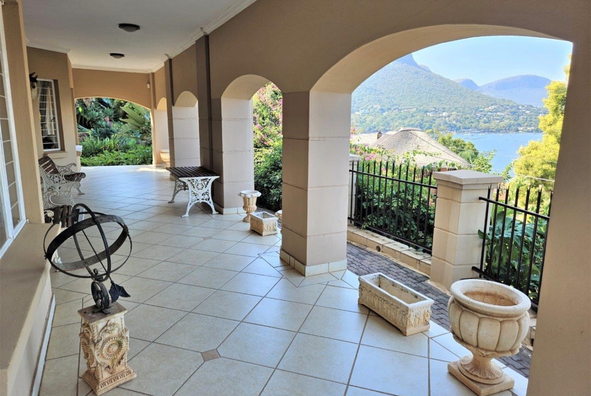 4 Bedroom Home in Kosmos