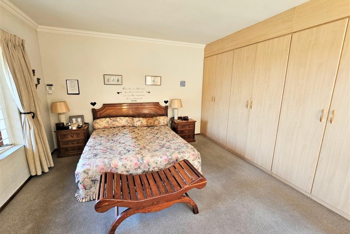 4 Bedroom Home in Kosmos