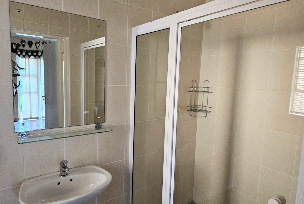 4 Bedroom Home in Kosmos