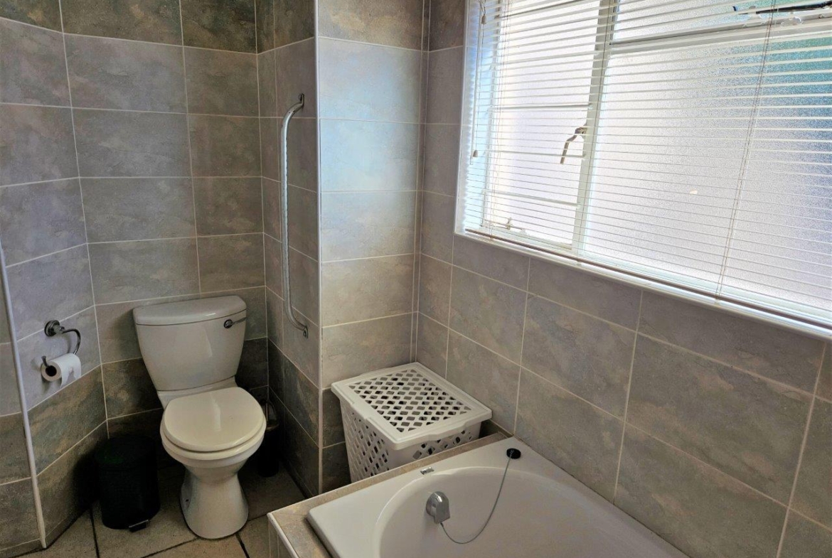 4 Bedroom Home in Kosmos