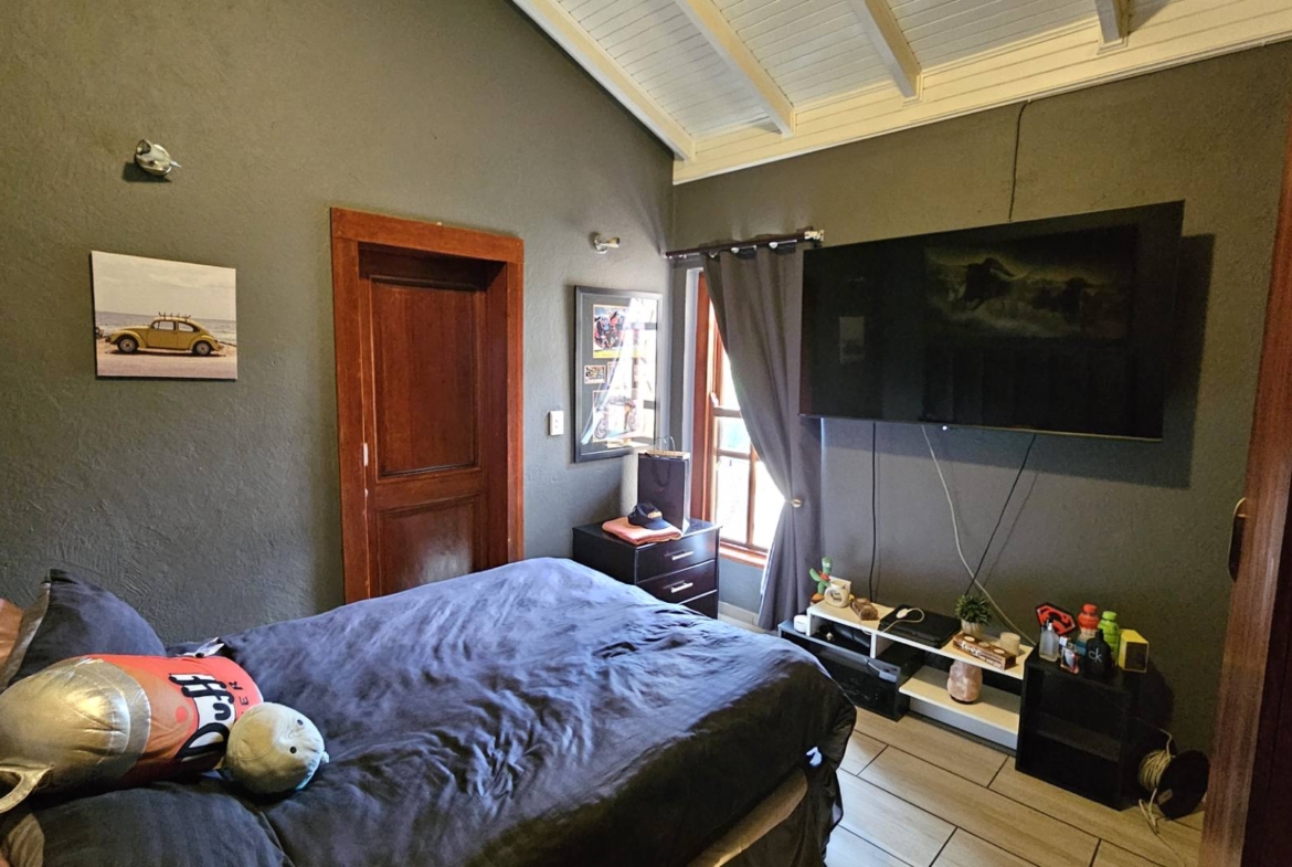 4 Bedroom 4.5 bathrooms Family Home in Estate D’Afrique including a Boathouse.