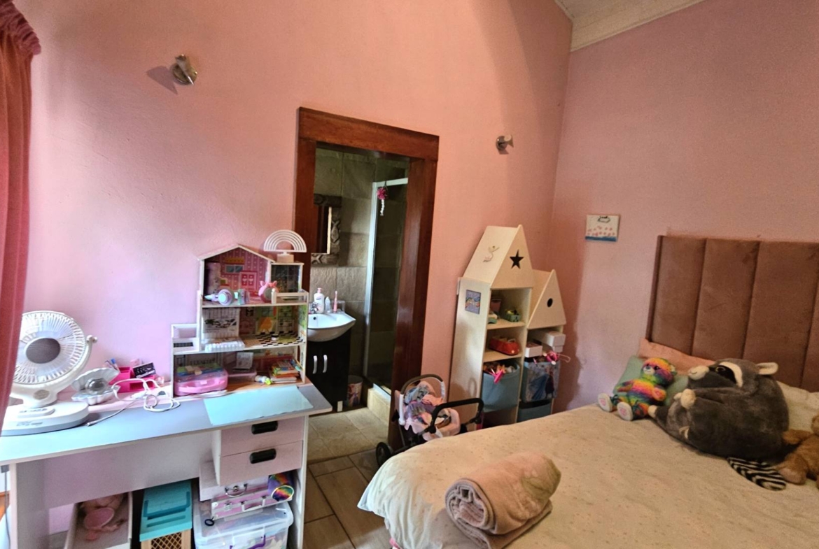 4 Bedroom 4.5 bathrooms Family Home in Estate D’Afrique including a Boathouse.