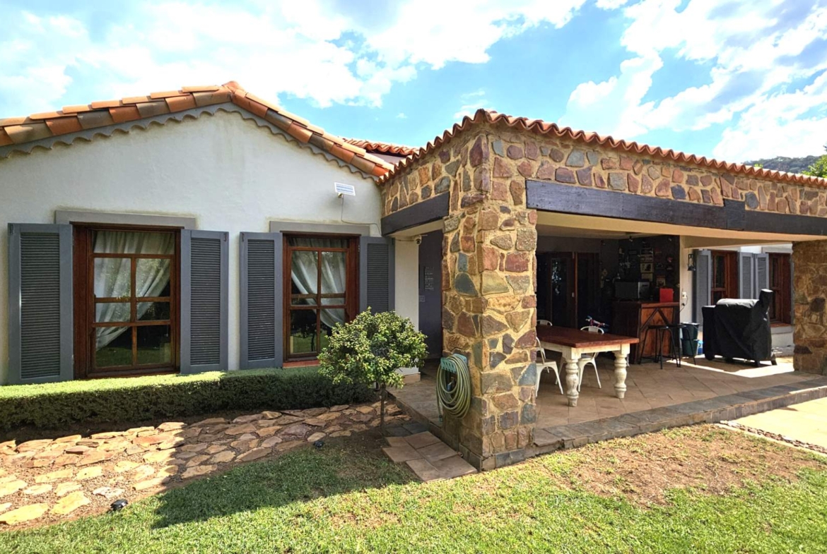 4 Bedroom 4.5 bathrooms Family Home in Estate D’Afrique including a Boathouse.