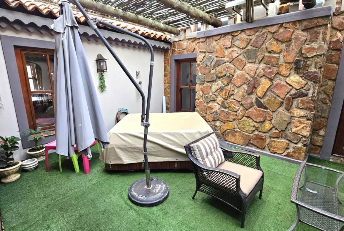 4 Bedroom 4.5 bathrooms Family Home in Estate D’Afrique including a Boathouse.